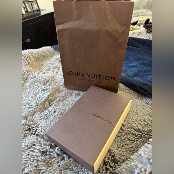 Louis Vuitton GIFT BOX, DUST COVER, RIBBON and Shopping Bag. - Picture 5 of 5